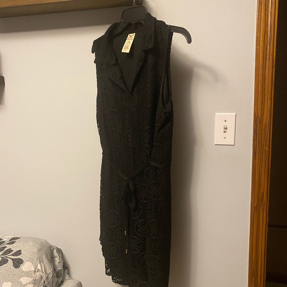 Black lace lined sleeveless dress. Belted, size 12 to 14.. V neck, collared.